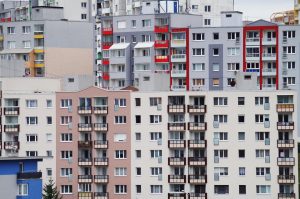 Rynek pierwotny czy wtórny? Porównanie kosztów, lokalizacji i czasu do wprowadzenia się